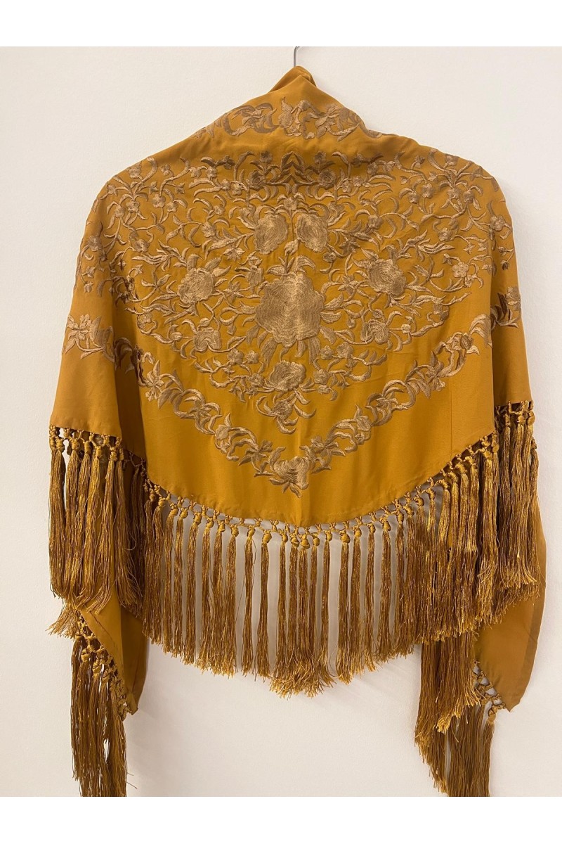 Mantoncillo de flamenca ANDALUCÍA color mostaza al tono con borlones
