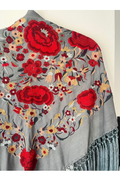 Mantoncillo de flamenca ROSASROJAS gris plomo, rojo, flecado borlón