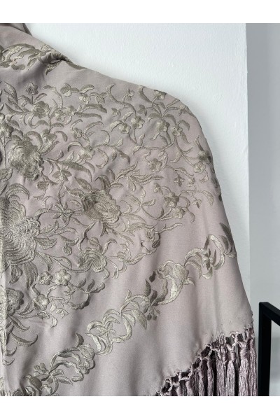 Mantoncillo de flamenca ANDALUCÍA gris topo al tono, borlones
